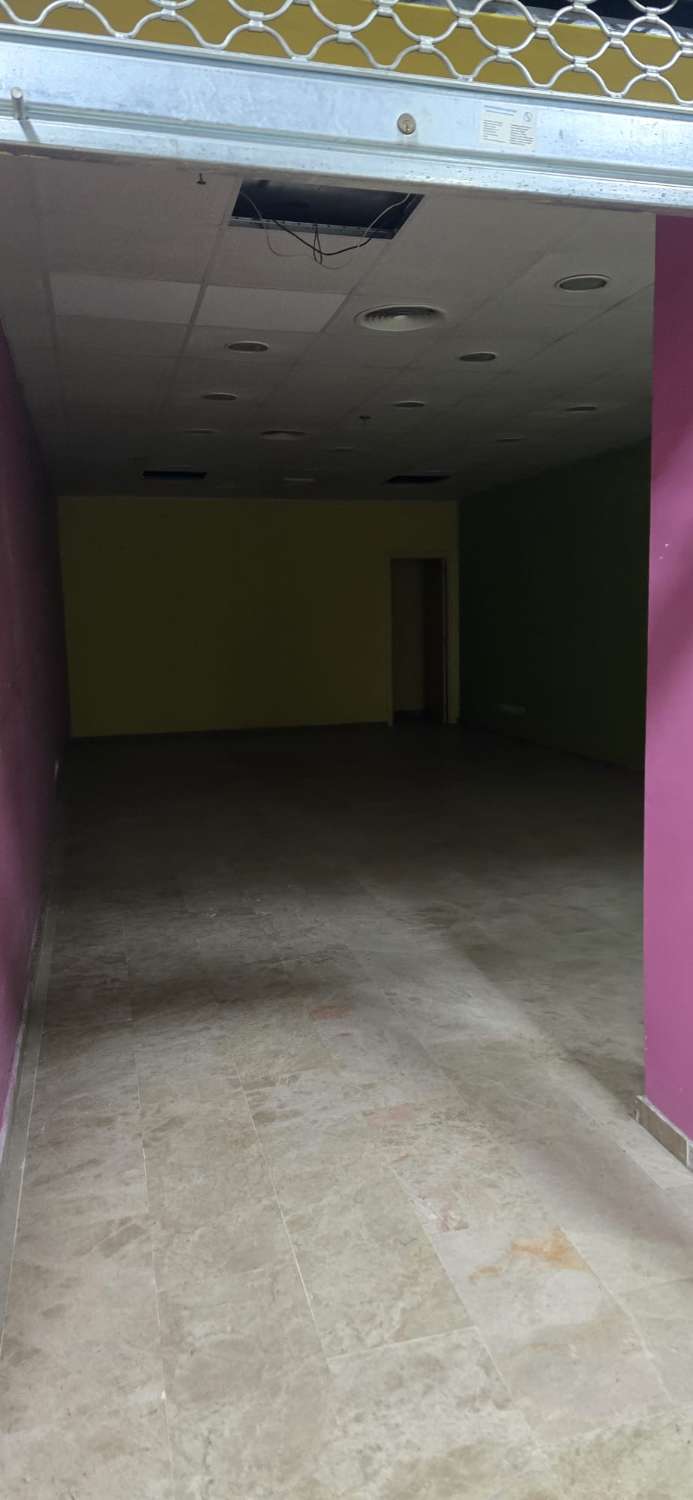 LOCA FOR SALE IN THE MAIN THEATER SHOPPING CENTER