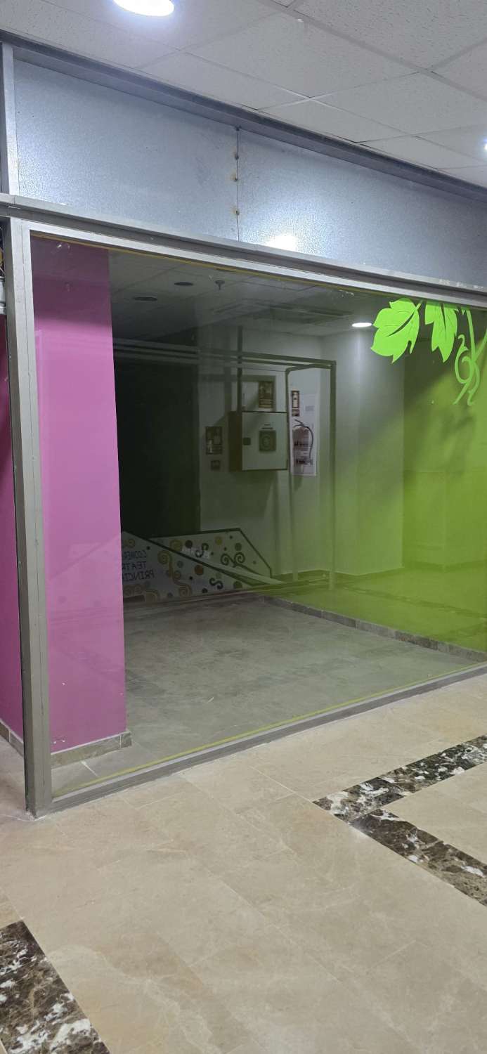 LOCA FOR SALE IN THE MAIN THEATER SHOPPING CENTER