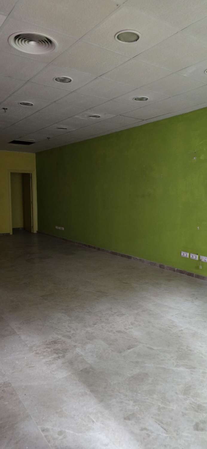 LOCA FOR SALE IN THE MAIN THEATER SHOPPING CENTER