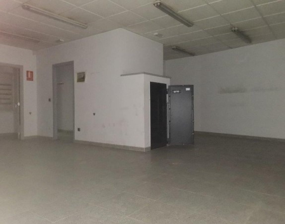 LOCAL - OFFICE PREVIOUSLY FUNCTIONING AS A REAL ESTATE AGENCY