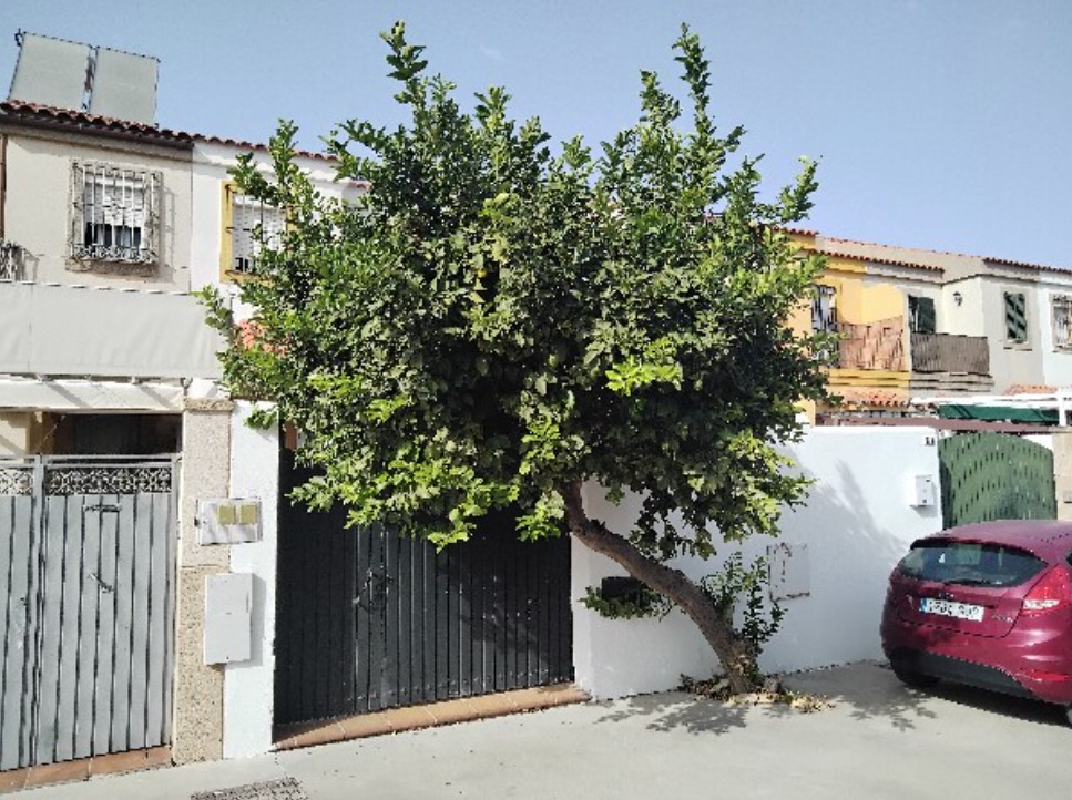 CASA ADOSADA EN VENTA - URBANIZACION LA MARQUESA